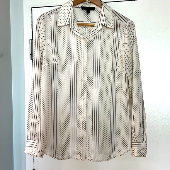 Banana Republic Tops - BANANA REPUBLIC Classic Fit Button Up. EUC. Sz S
